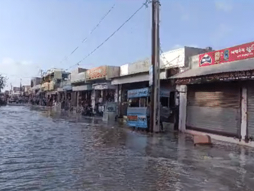 अरब सागर में 15 से 20 फीट ऊंची लहरें उठने से द्वारका जिले के हर्षद गांव में समुद्र का पानी घुस आया है।