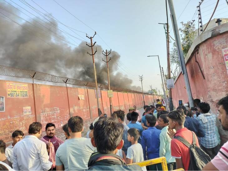 प्रेम मंदिर के गोदाम से धुंआ उठते देख मौके पर लोगों की भीड़ जमा हो गई।