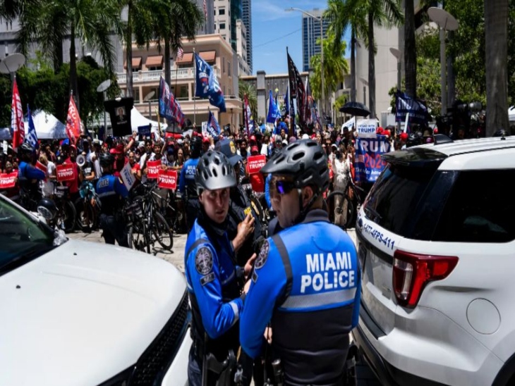 मियामी कोर्ट में पुख्ता सिक्योरिटी अरेंजमेंट्स थे। इसके बावजूद ट्रम्प के हजारों समर्थक कोर्ट के बाहर और सड़क के दोनों तरफ मौजूद थे।