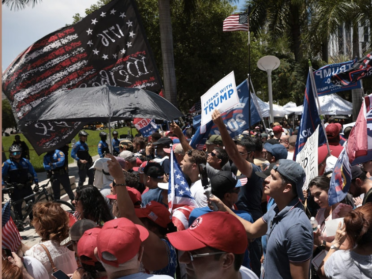 ये तस्वीर मियामी कोर्ट के बाहर की है। यहां ट्रम्प के समर्थकों ने 'हमें डोनॉल्ड ट्रम्प चाहिए' के नारे लगाए।