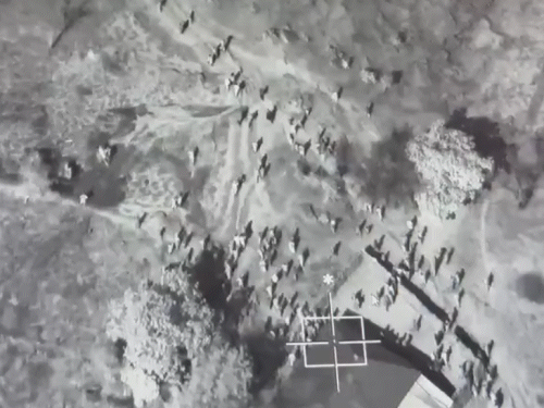 नाइजीरिया की एयरफोर्स ने मंगलवार को एयर स्ट्राइक की लाइव फुटेज जारी किया।