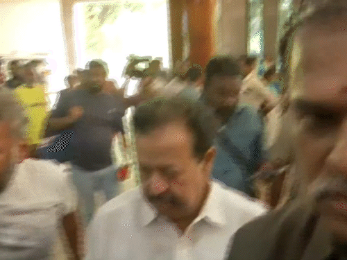 तमिलनाडु के मंत्री पोनमुडी और अंबिल महेश पोय्यामोझी अस्पताल में बालाजी से मिलने पहुंचे।