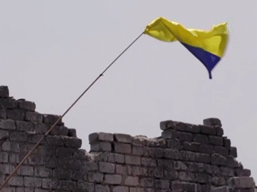 यह बिल्डिंग रूस ने अपने कब्जे में ले ली थी, जिसे यूक्रेन ने वापस छीन लिया। इसके ऊपर यूक्रेन का झंडा और पास में रूसी सानिकों के शव नजर आ रहे हैं।