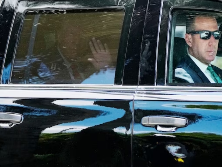 यह डोनाल्ड ट्रम्प के कोर्ट से बाहर निकलने के बाद की तस्वीर है। उन्होंने समर्थकों का हाथ हिलाकर धन्यवाद किया।