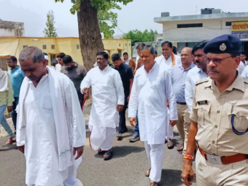 घटना की जानकारी मिलने पर रामानुजगंज विधायक बृहस्पत सिंह संभाग स्तरीय सम्मेलन में शामिल नहीं हुए और रास्ते से ही लौट आए।