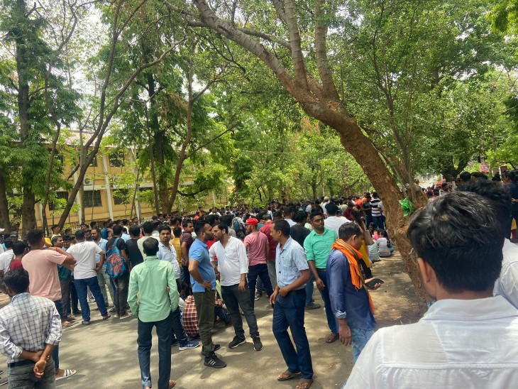 सेंट्रल लाइब्रेरी के बाहर मौजूद छात्र