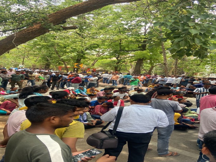 सेंट्रल लाइब्रेरी के बाहर मौजूद छात्र