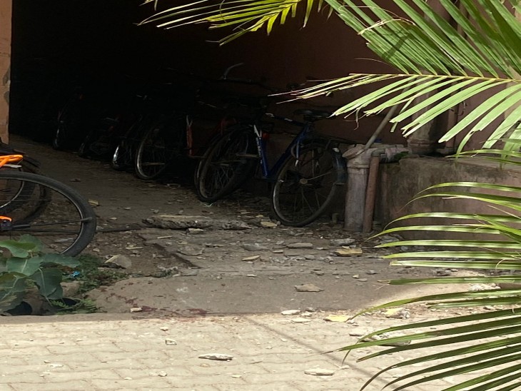 जमीन पर बिखरा मलबा