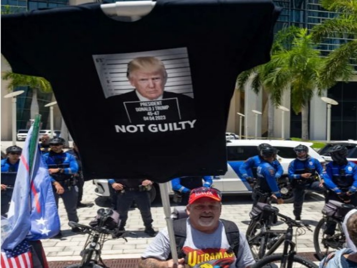 ये मियामी कोर्ट के बाहर की तस्वीर है, ट्रम्प के समर्थक पूरी सुनवाई के दौरान कोर्ट के बाहर खड़े रहे और नारे लगाते रहे।