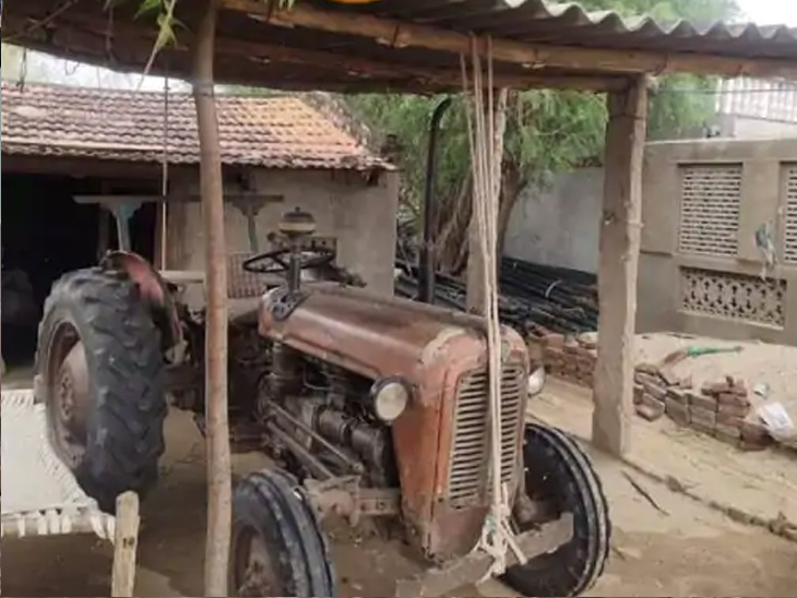 बनासकांठा में शेड को नुकसान से बचाने के लिए ट्रैक्टर से बांधा गया।