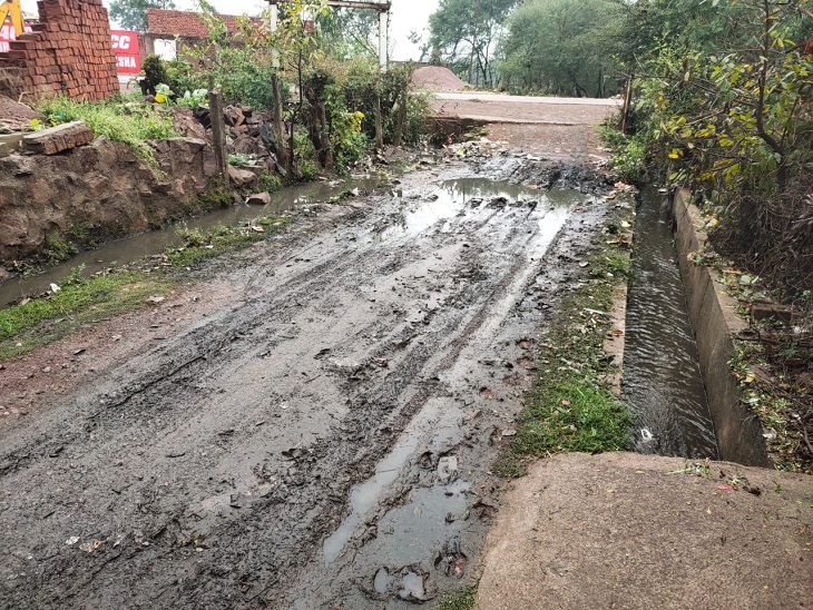 कैंप और आर्य नगर कोहका की सड़कों का हाल।