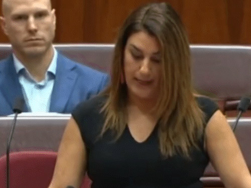 सांसद लिडिया थोर्प ने गुरुवार को रोते हुए संसद में कहा- मुझे अपने आरोप वापस लेने के लिए दबाव डाला जा रहा है।