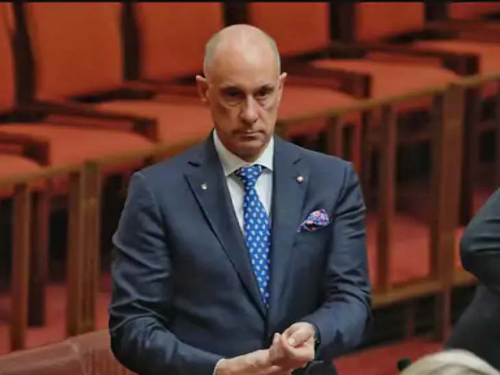 तस्वीर ऑस्ट्रेलियाई सांसद डेविड वैन की है। बुधवार को लिडिया थोर्प ने इन पर सेक्शुएल एसॉल्ट के आरोप लगाए थे।