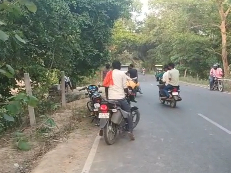 2 bike riders seriously injured, car rider absconded after the accident ...