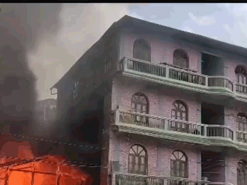 इंफाल के न्यू चेकॉन इलाके में 15 जून को प्रदर्शनकारियों ने कुछ घरों में आग लगा दी थी।