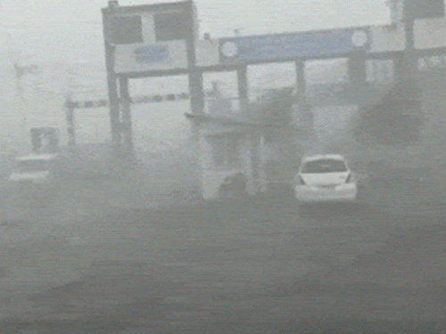 बिपरजॉय की वजह से गुजरात के कच्छ और सौराष्ट्र में तेज हवाएं चलीं। कोस्ट गार्ड ने 15 जहाज और 7 एयरक्राफ्ट तैयार रखे और 94 हजार लोगों को तटीय इलाकों से सुरक्षित जगह पहुंचाया गया।