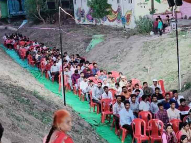 नाले में ग्रीन नेट बिछाकर कुर्सियां लगाई गई थी। रहवासियों ने सु-मधुर भजनों का आनंद लिया।