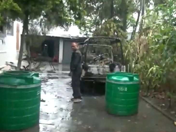 भीड़ ने मंत्री के घर को पूरी तरह से आग के हवाले कर दिया। गाड़ी सहित सामान जल गया।
