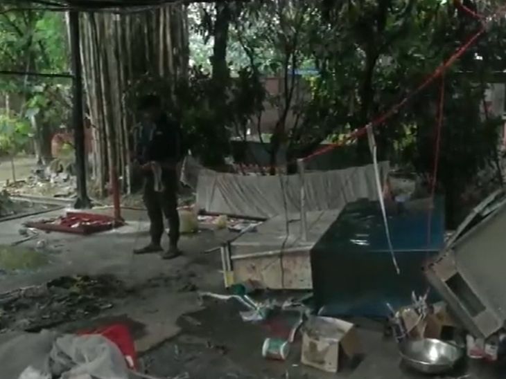 घर के अंदर घुसकर लोगों ने सामान में तोड़फोड़ भी की। काफी नुकसान पहुंचाया।