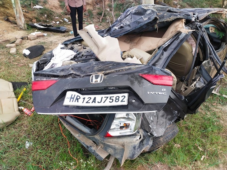 Uncontrolled car accident collided tree in Rohtak haryana, two youths died  3 seriously injured | रोहतक में बेकाबू कार पेड़ से टकराई: दो युवकों की मौत,  3 गंभीर रूप से घायल, संतुलन