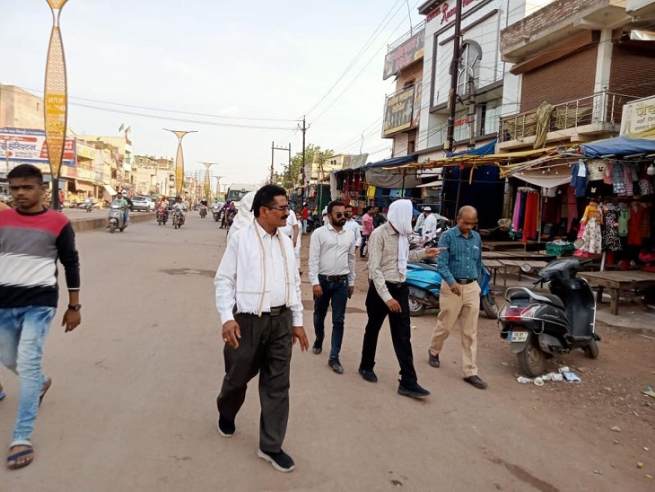 मार्केट के लोगों को समझाइश देने पहुंचे निगम के अधिकारी।