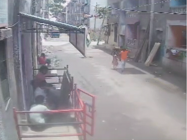 सूरत में तेज हवा की वजह से एक घर की छत पर रखी पानी की खाली टंकी एक राहगीर पर गिर गई। यह घटना CCTV में कैप्चर हो गई।