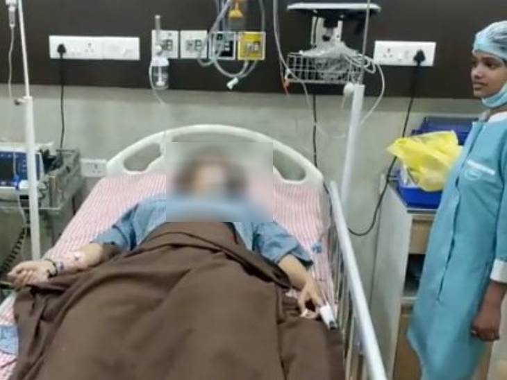 युवती गंभीर हालत में अस्पताल में भर्ती है।