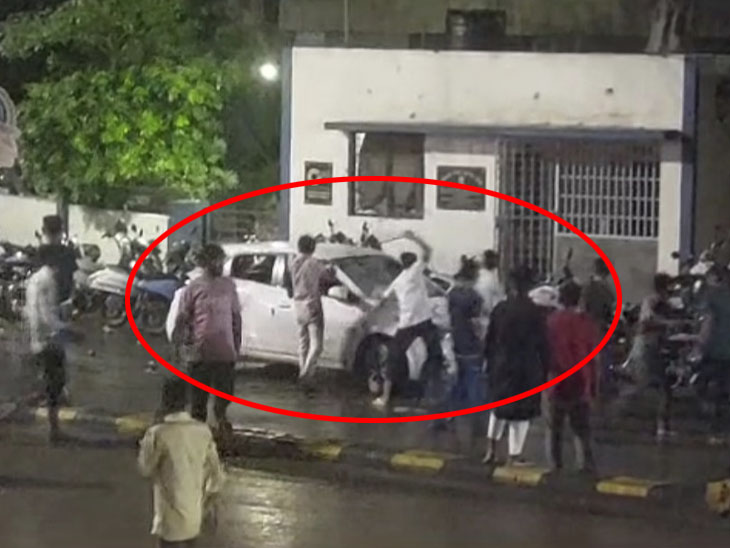 शुक्रवार को घटनास्थल के पास भीड़ ने एक कार को भी निशाना बनाया और तोड़फोड़ की।