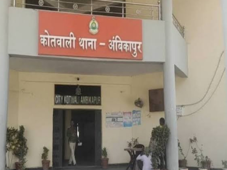 सिटी कोतवाली पुलिस आरोपी पति की तलाश में जुटी।