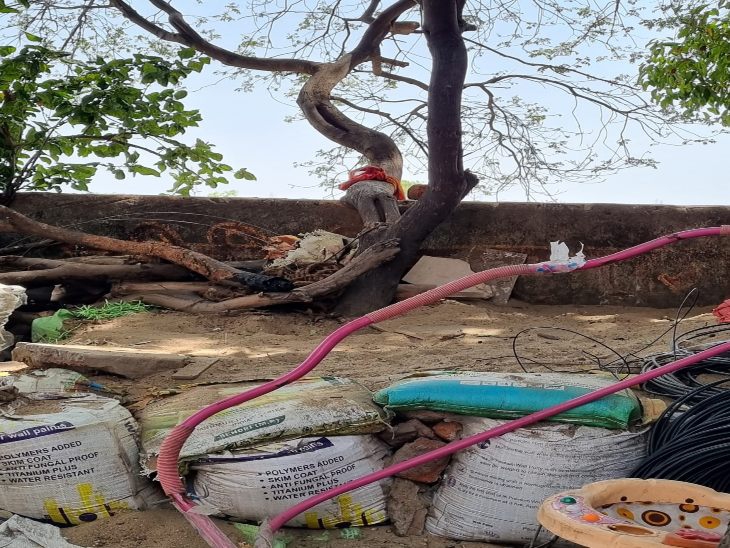 पेड़ की टहनी पर साड़ी की रस्सी बनाकर आरोपी भाग निकले।