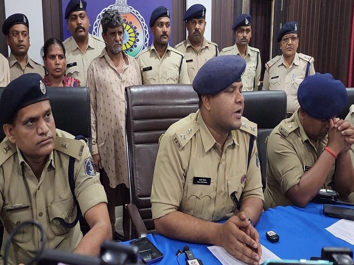 मामले की जानकारी देते दुर्ग एसपी व अन्य