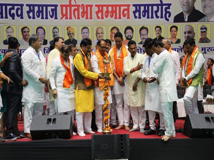 दीप प्रज्ज्वलित कर सम्मेलन का शुभारंभ करते मुख्यमंत्री।