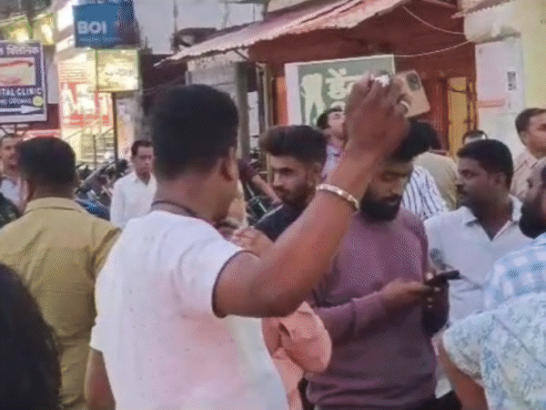 थिएटर के बाहर खड़े होकर विरोध जताते हुए हिंदू संगठन के लोग।