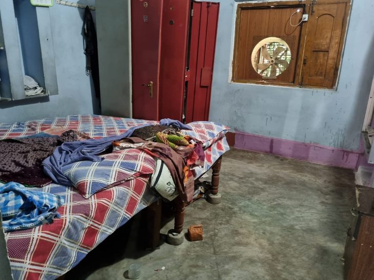 पूरा कमरा अस्तव्यस्त हालत में।