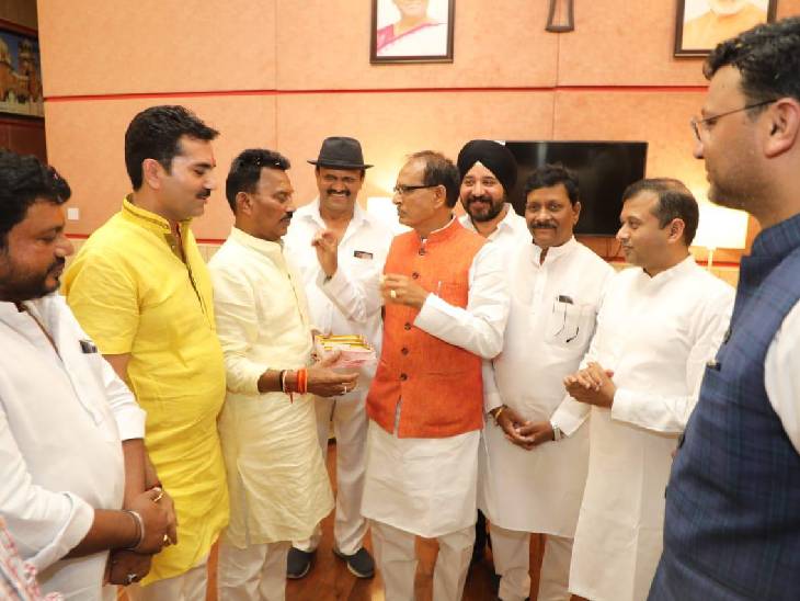 एयरपोर्ट पर सीएम का मंत्री तुलसी सिलावट ने मिठाई खिलाकर स्वागत किया। यहां अन्य भाजपा नेता भी मौजूद थे।