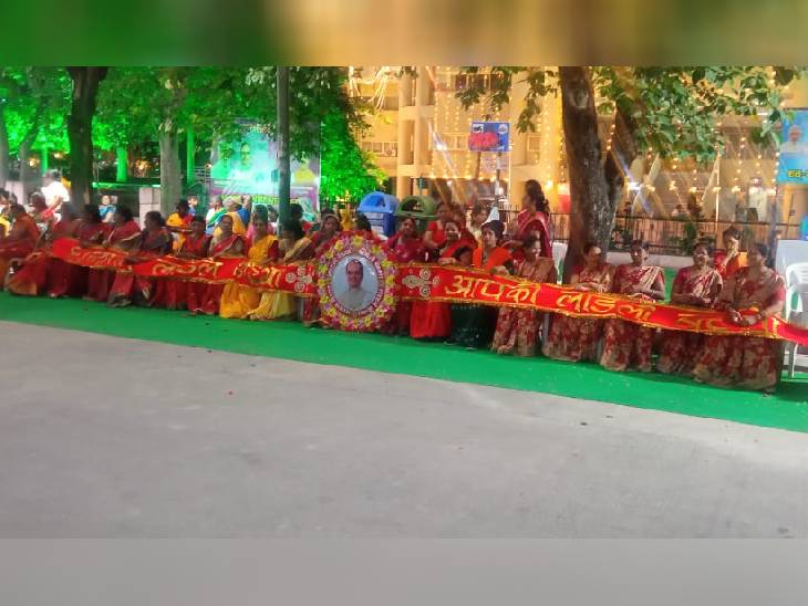 मुख्यमंत्री को बांधने के लिए आंगनवाड़ी सहायिकाओं ने 30 फीट लंबी राखी बनवाई।