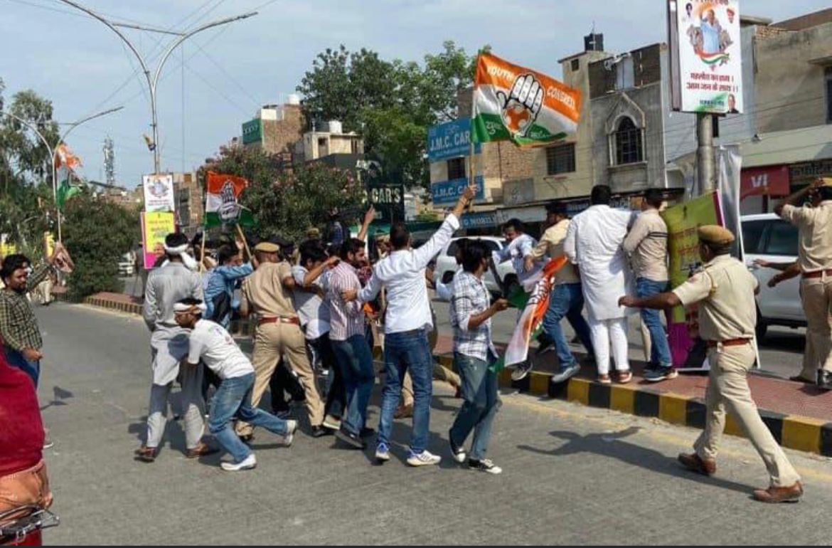 दिल्ली के सीएम अरविंद केजरीवाल के काफिले को काले झंडे दिखाते यूथ कांग्रेस के कार्यकर्ता।