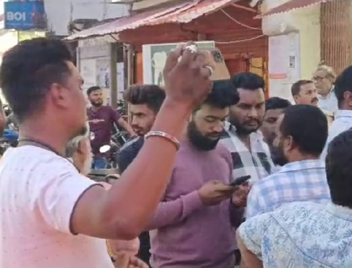 टॉकीज के बाहर हिंदू संगठन के कार्यकर्ताओं ने जमकर बवाल भी किया।