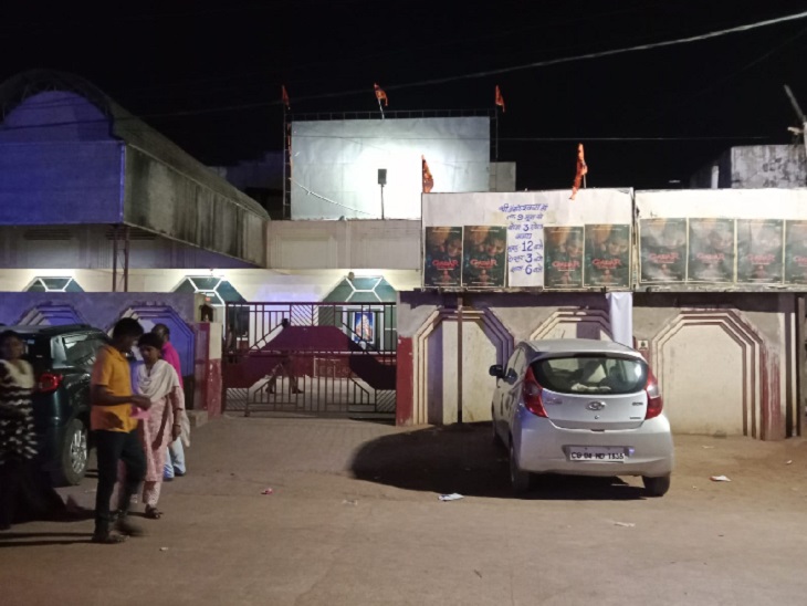 रात में टॉकीज जाकर बंद कराई गई मूवी