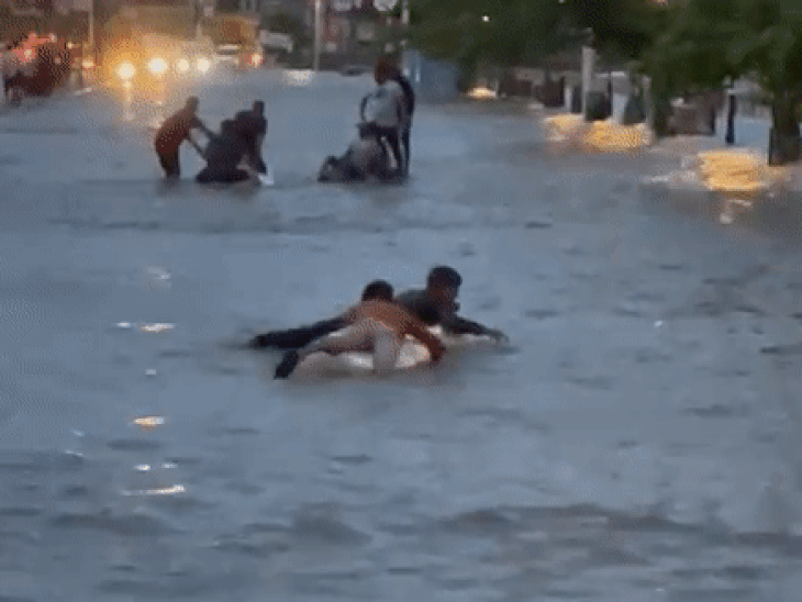 अजमेर में कई जगह दो से तीन फीट पानी भर गया। लोग पानी में तैरते दिखे।