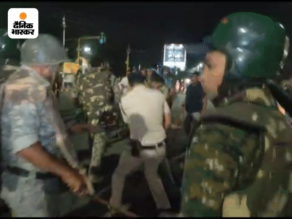 समझाने के बाद भी नहीं माने तो पुलिस को लाठीचार्ज करना पड़ा। हालांकि अफसर पुलिसकर्मियों को ऐसा करने से मना करते भी नजर आए।