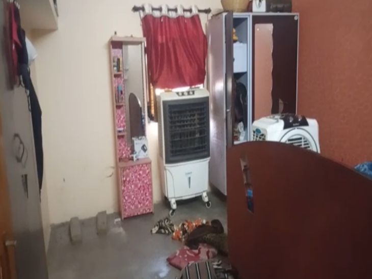 कमरे से निकाल ली अलमारी, घरवालों को नहीं चला पता।