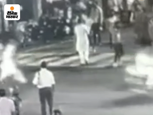 यह वो सीसीटीवी है जिसमें बजरंग दल कार्यकर्ता पुलिस पर पथराव करते नजर आ रहे हैं। इसके बाद ही पुलिस इनके पीछे दौड़ी और भीड़ को तितर-बितर कर दिया। कुछ कार्यकर्ता रेसकोर्स रोड, 56 दुकान की ओर भागे।