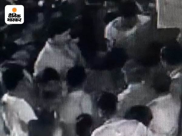 यह सीसीटीवी पुलिस अफसरों ने एडीजी को सौंपा है। इसमें बजरंग दल कार्यकर्ता डीसीपी भदौरिया की कॉलर पकड़ते और उनसे झूमाझटकी करते नजर आ रहे हैं।