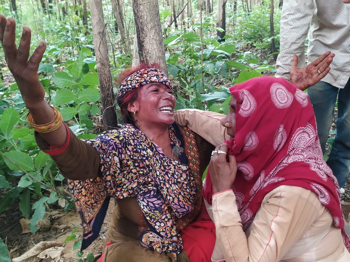 मुजफ्फरनगर में बेटे की मौत के बाद रोते घरवाले।