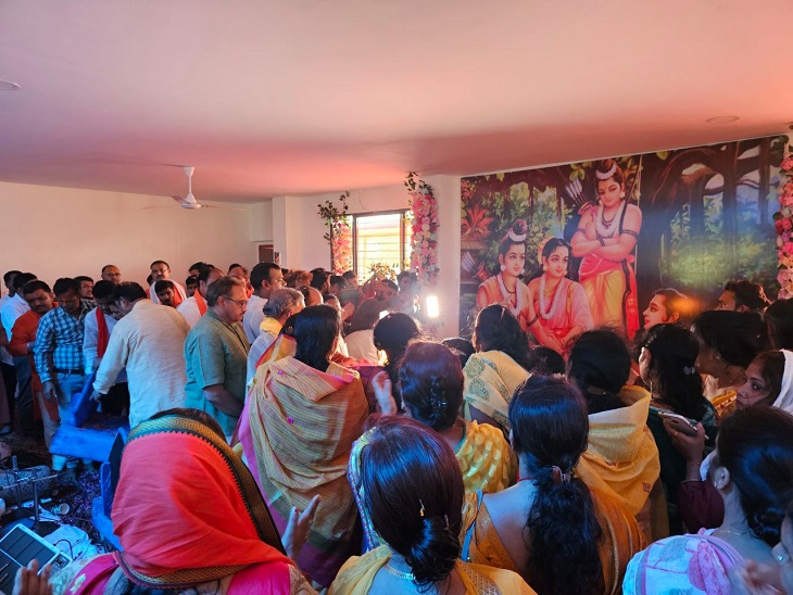 वास्तु और गृह प्रवेश की पूजा के दौरान मौजूद भाजपा नेता व कार्यकर्ता
