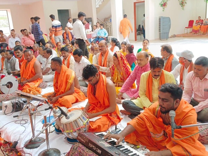 भजन का आनंद लेते भाजपा पदाधिकारी जेपी घनघोरकर व अन्य