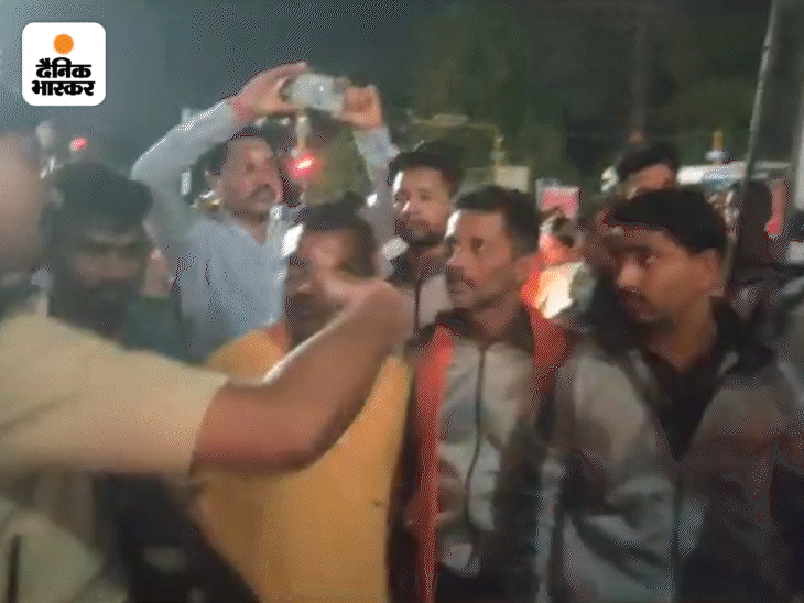 पुलिस ने कार्यकर्ताओं को गिरफ्तार करने के बाद बस में बैठाया। कुछ ने इंकार कर दिया और वे बस के आगे ही लेट गए।