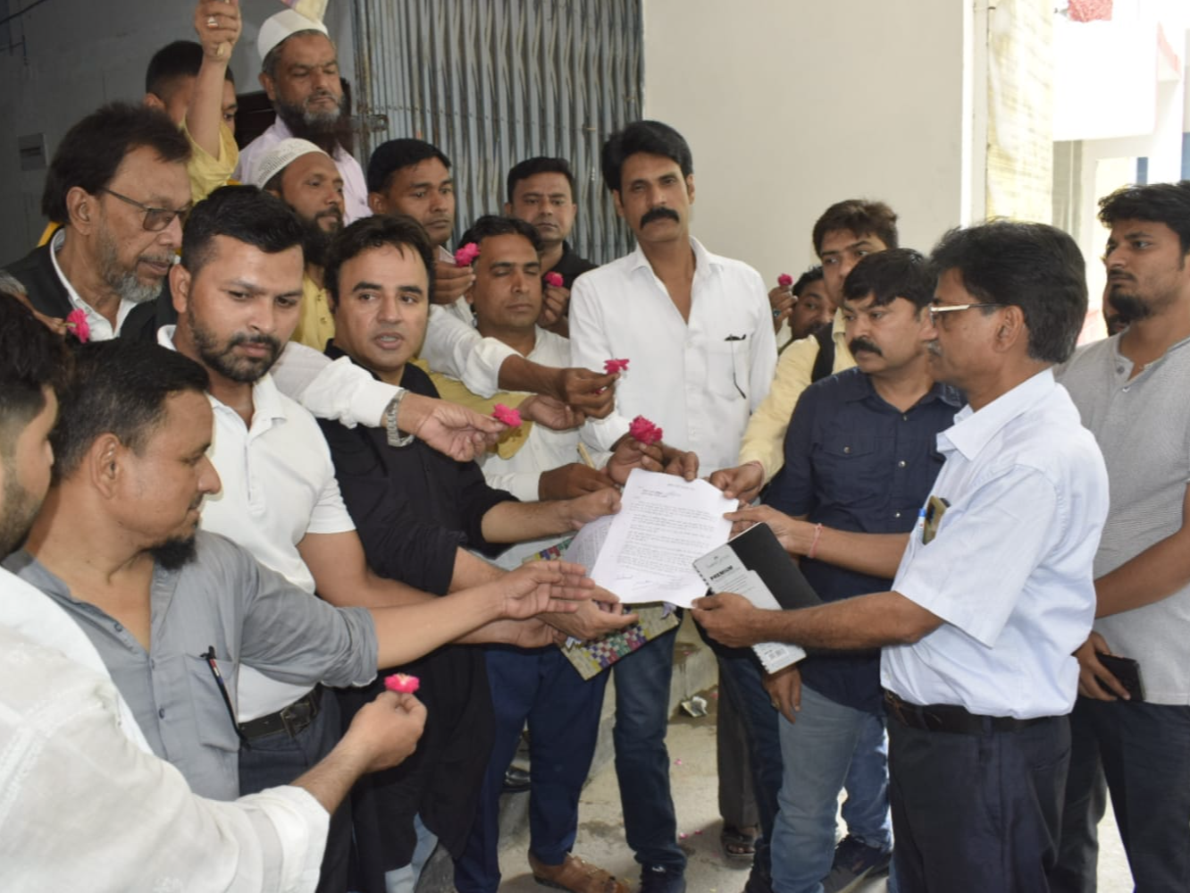 SP arrived with flowers and hand fans to besiege the chief engineer