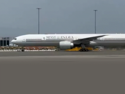 तस्वीर जॉन एफ केनेडी एयरपोर्ट पर पहुंची प्रधानमंत्री नरेंद्र मोदी के प्लेन की है।